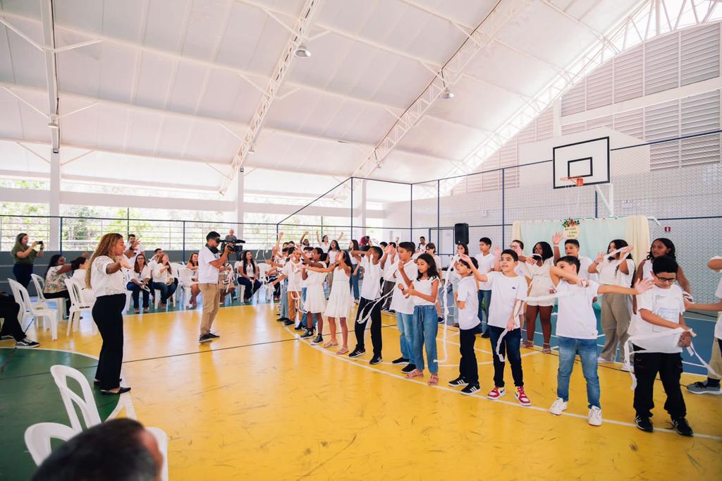 Estudantes apresentaram um número de canto coral após o culto