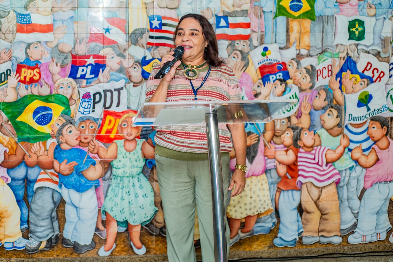 Lúcia Rocha, representando a presidente do Gedema, Ana Paula Lobato, dá as boas-vindas às servidoras 