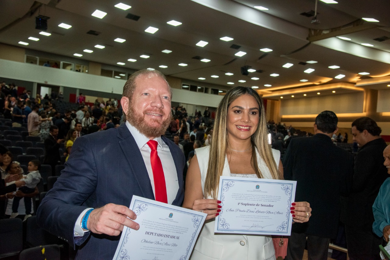 Othelino Neto com sua esposa Ana Paula Lobato, primeira suplente de senador, também diplomada durante a solenidade