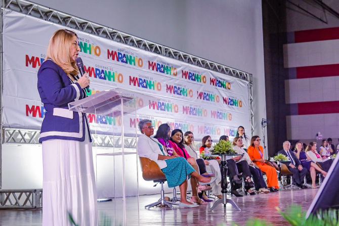 Iracema Vale fala de potencialidades e protagonismo feminino em Fórum de Políticas Públicas para Mulheres