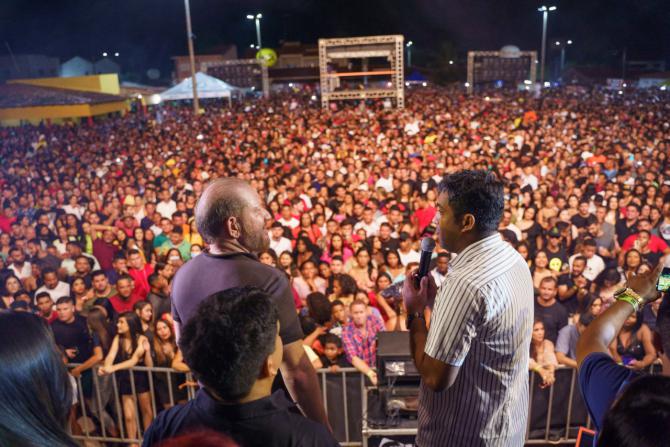 Othelino e Ana Paula prestigiam festa em comemoração ao aniversário de Pedro do Rosário