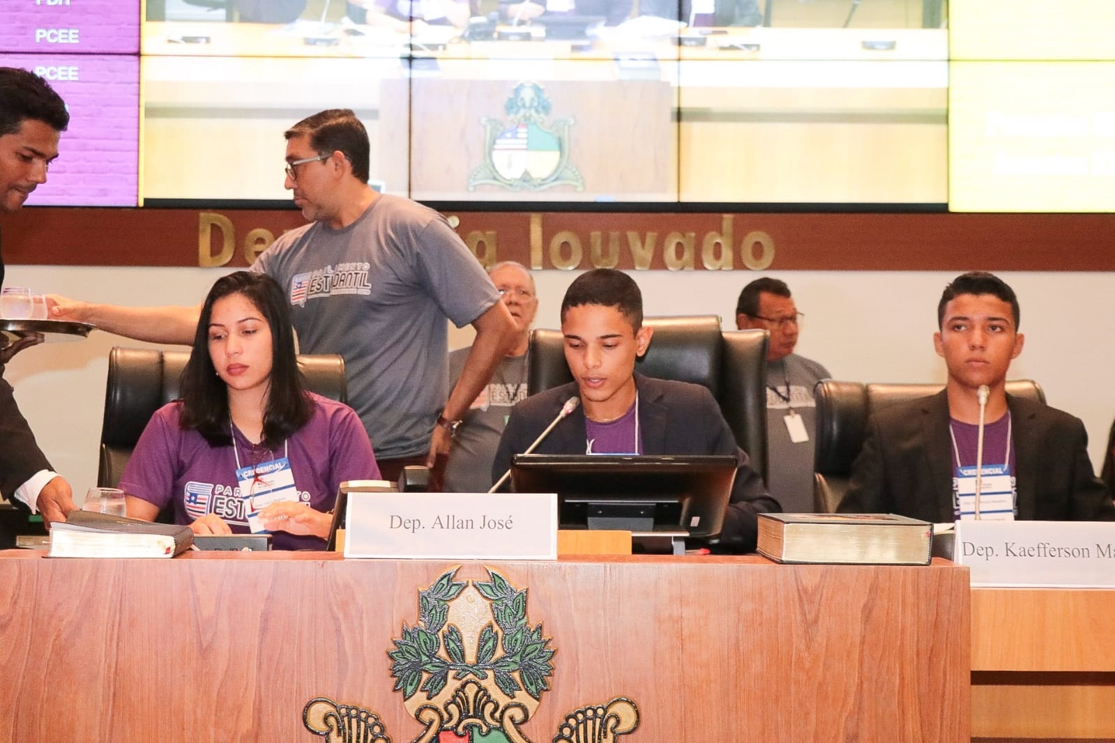 A Mesa Diretora do Parlamento Estudantil formada pelos deputados estudantes Alan José, Lúcia Regina e Antônio Keeferson 