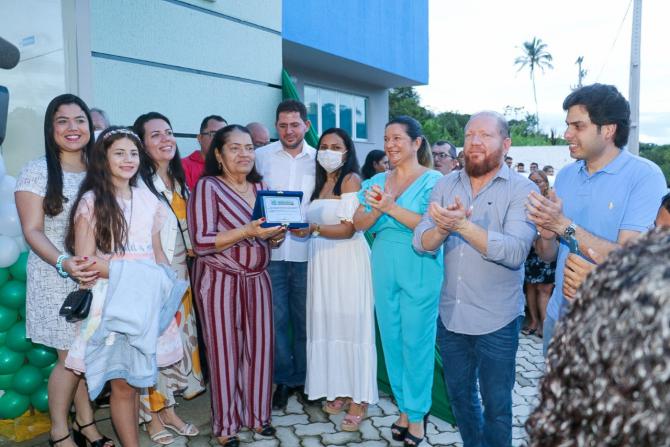 No Ceará, Othelino Neto prestigia inauguração de unidade de saúde que leva o nome de seu pai 