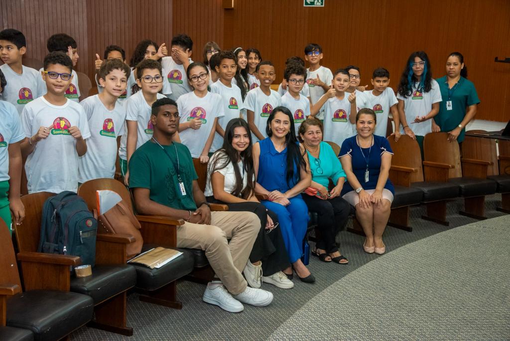 Equipe multidisciplinar, supervisionada pela psicóloga Pollyana Milhomem, com os estudantes do 2º ao 5º Ano