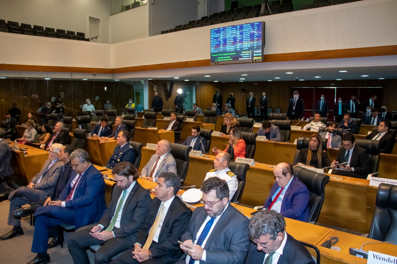 A sessão solene foi prestigiada por convidados, familiares e amigos dos homenageados 