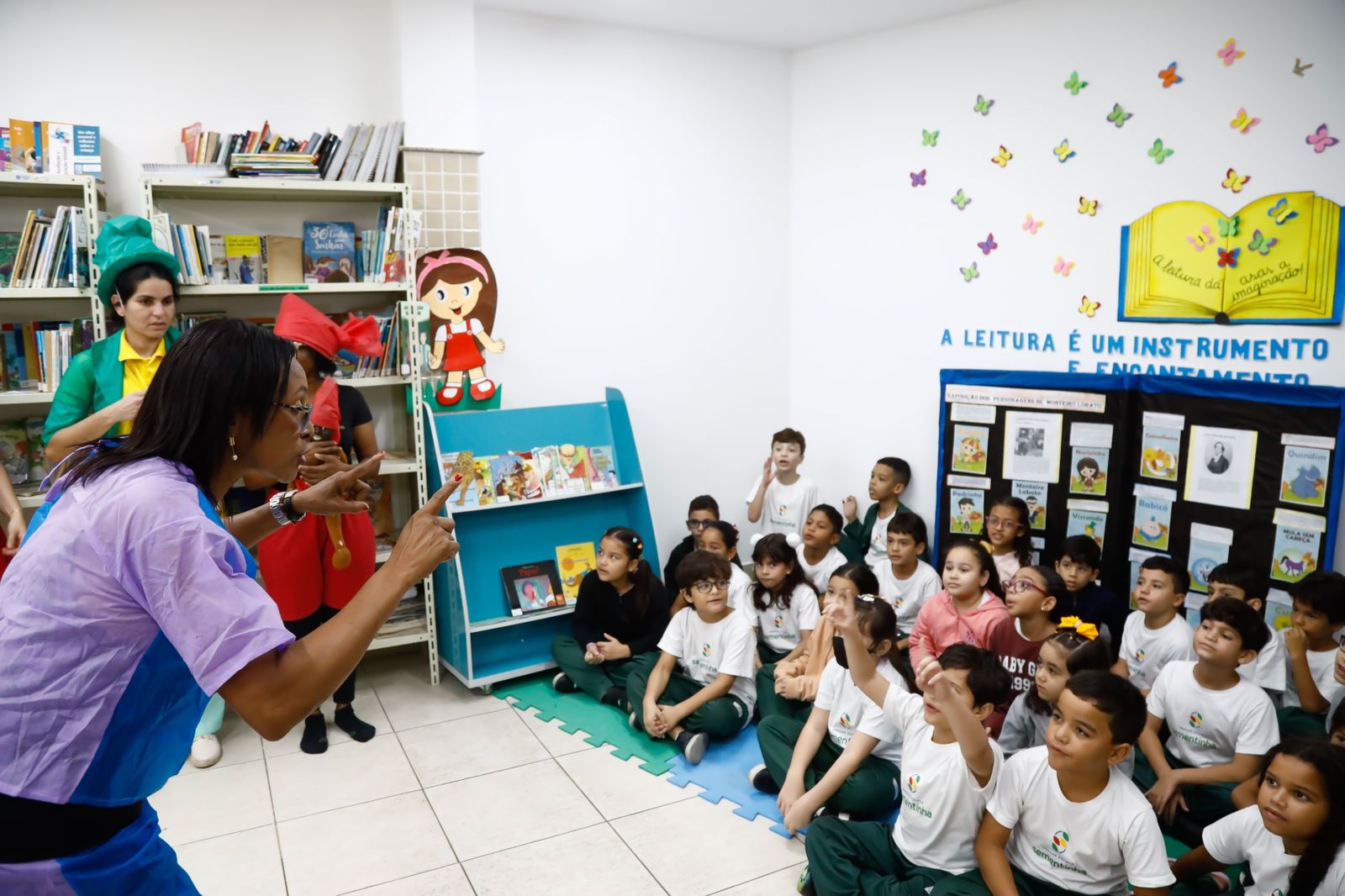 Estudantes atentos a atividade realizada em celebração ao Dia Nacional do Livro Infantil