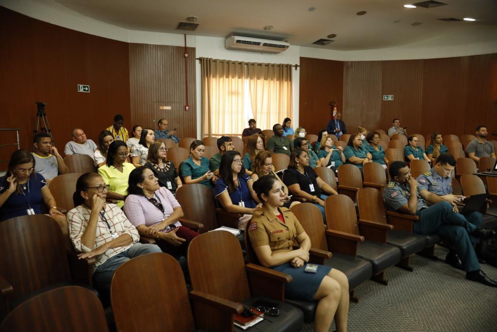 Profissionais e pais de alunos da Sementinha assistem à palestra sobre segurança na escola 