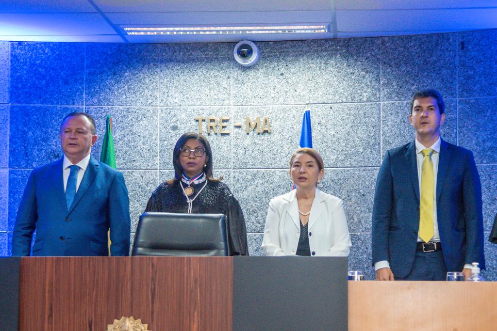 Iracema Vale entre o governador Carlos Brandão, a desembargadora Ãngela Salazar, o prefeito Eduardo Braide e membros do TRE-MA