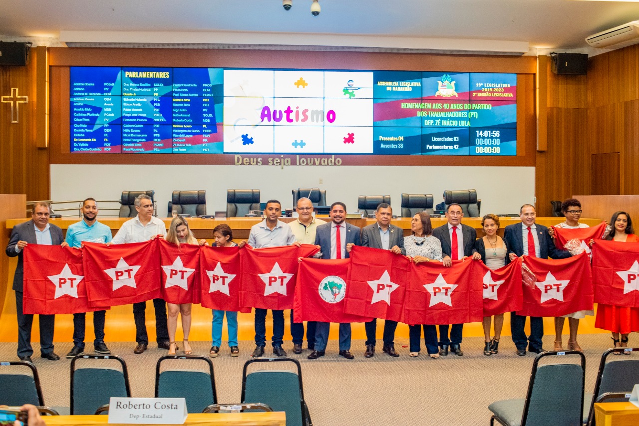 Alguns membros do PT foram homenageados e receberam uma bandeira do partido
