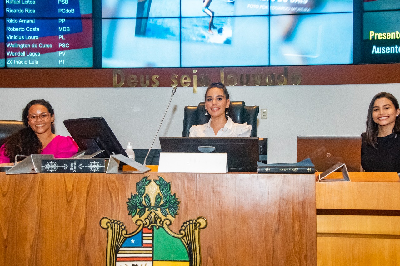 Universitários durante a visita ao Plenário da Assembleia Legislativa do Maranhão nesta quarta-feira 