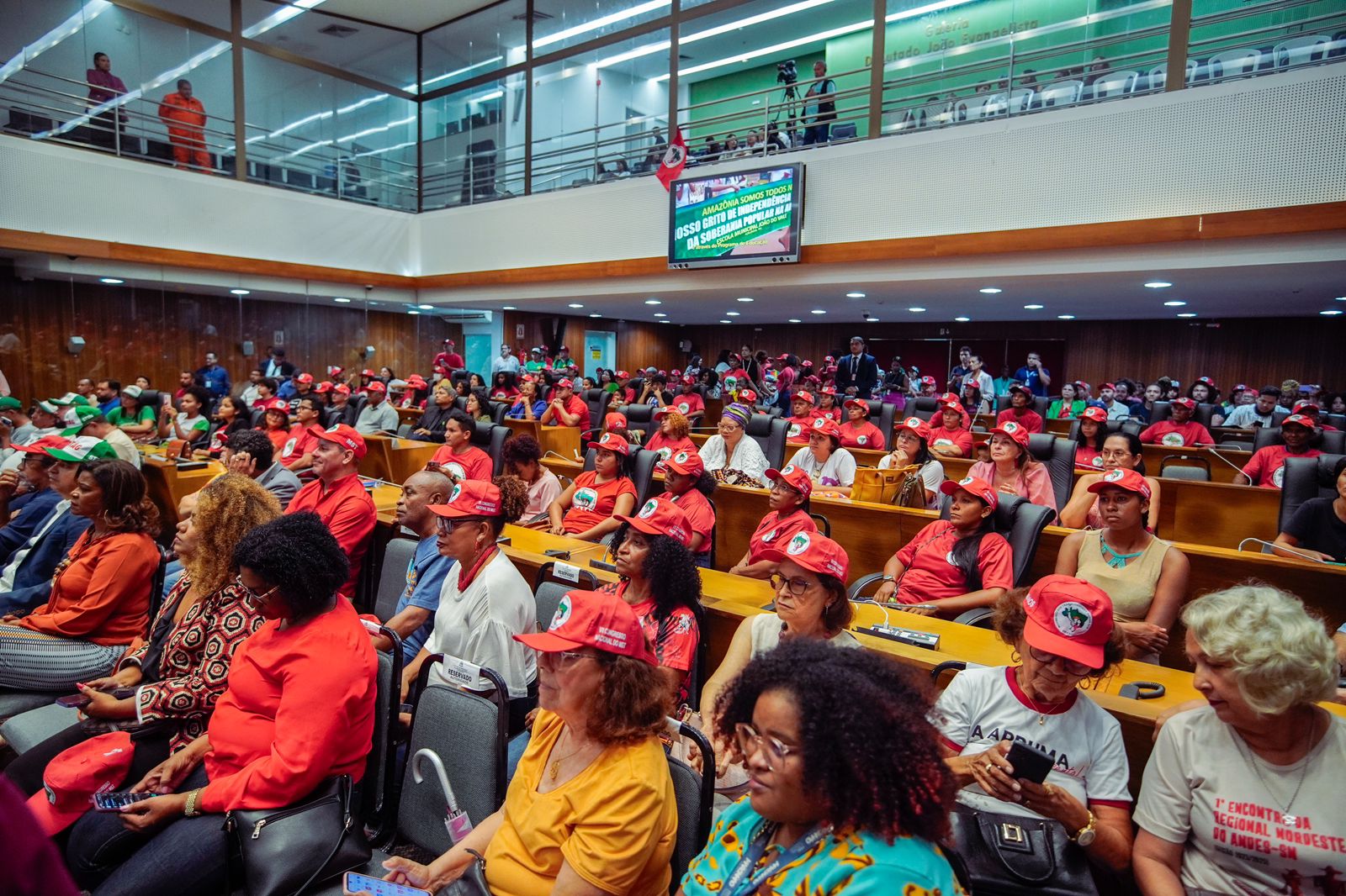 A sessão solene foi acompanhada por centenas de integrantes de movimentos sociais e convidados 