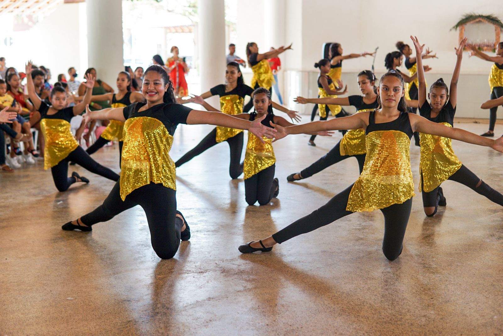 Aluas da oficina de dança durante apresentação no evento 
