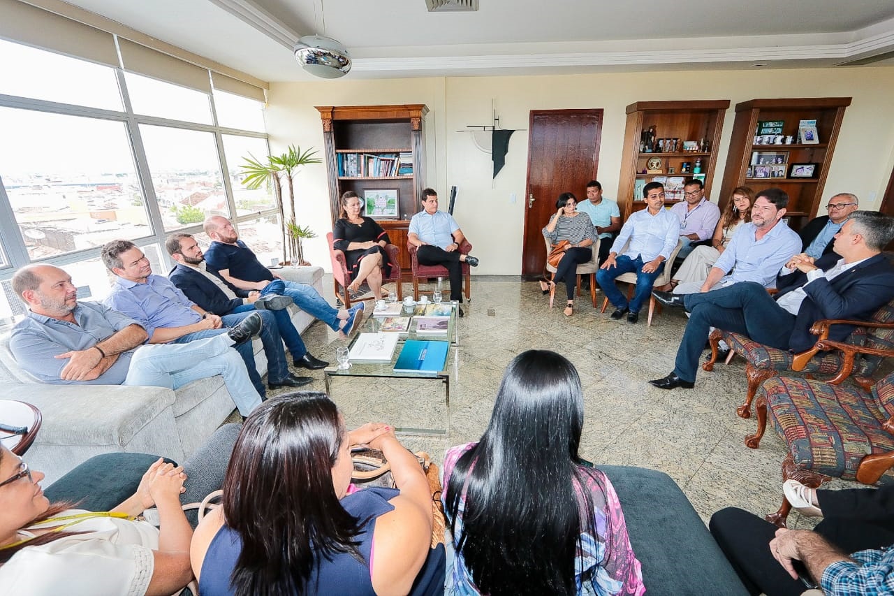 A comitiva de parlamentares reuniu-se com o prefeito de Sobral, Ivo Gomes, e gestores de diversas áreas do município 