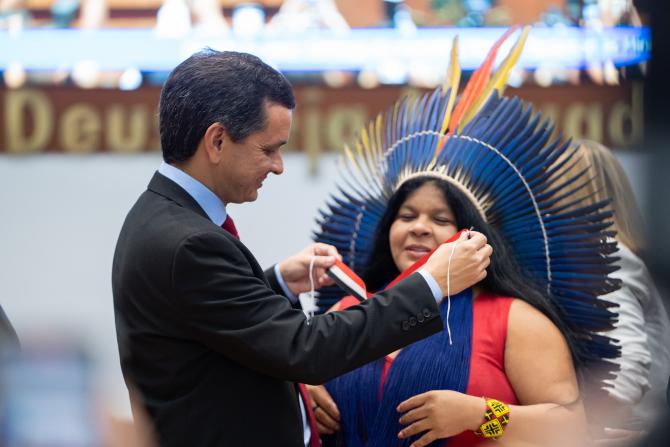 Ministra Sônia Guajajara recebe Medalha do Mérito Legislativo proposta pelo deputado Ricardo Arruda
