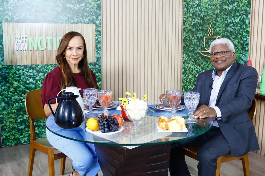 Gerson Pinheiro, secretário de Estado da Igualdade Racial, com a jornalista Elda Borges Gerson Pinheiro, secretário de Estado da Igualdade Racial, com a jornalista Elda Borges