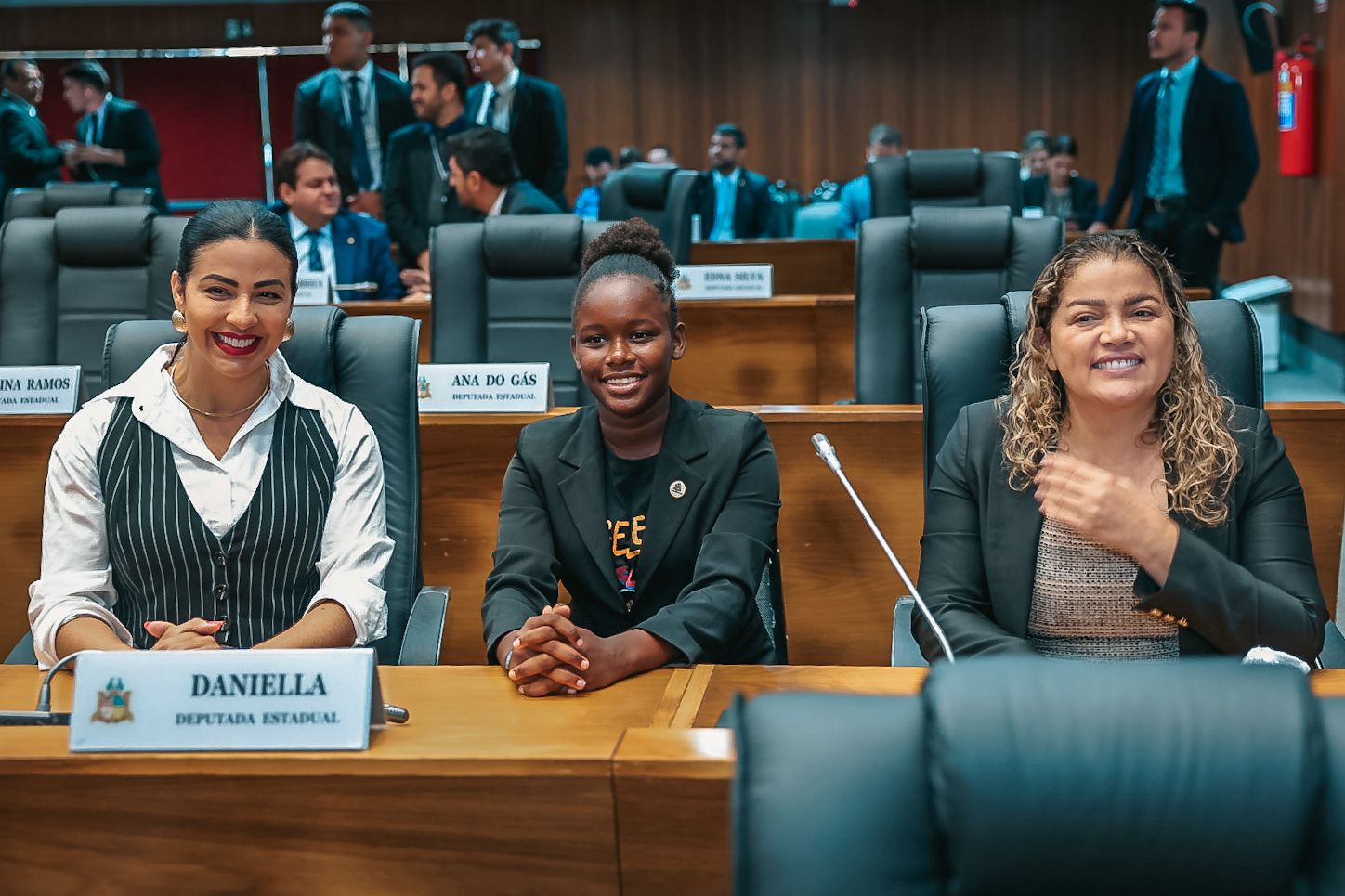 Emanuely com as deputadas Daniella e Mical Damasceno, no Plenário Nagib Haickel