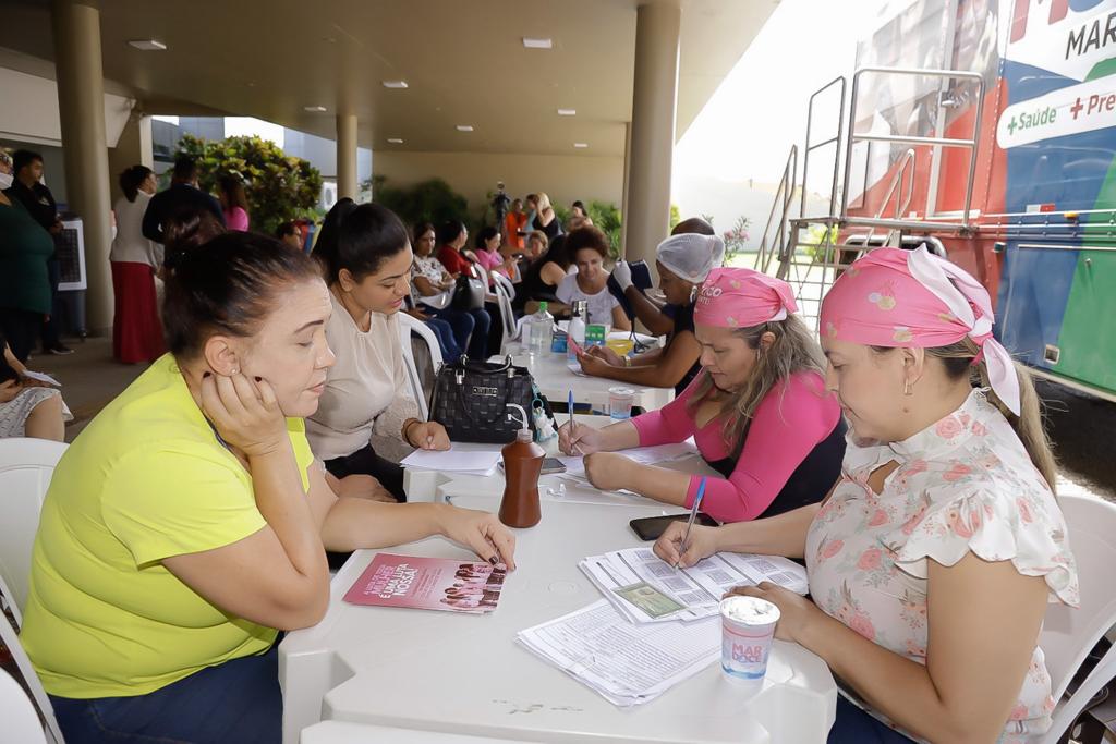 Mulheres recebem atendimento na Carreta da Mulher Maranhense, que oferta consultas, exames laboratoriais e preventivos