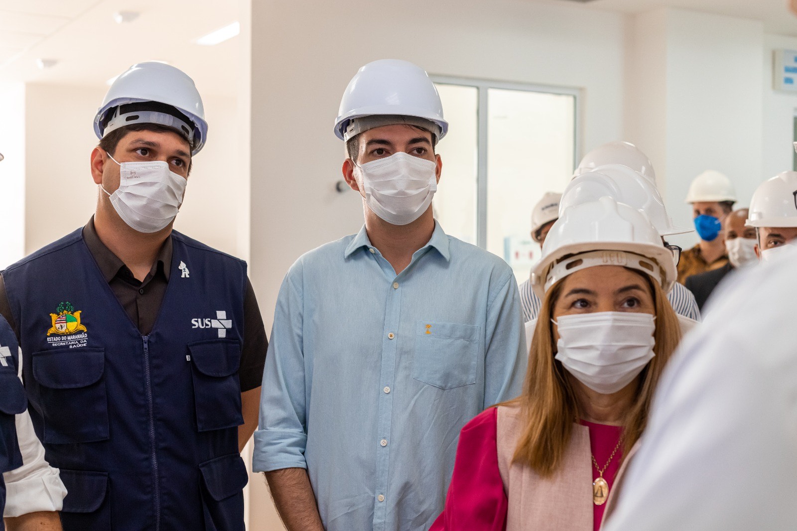 O deputado durante a visita ao Hospital da Ilha, no bairro Turu, com a comitiva do governo estadual