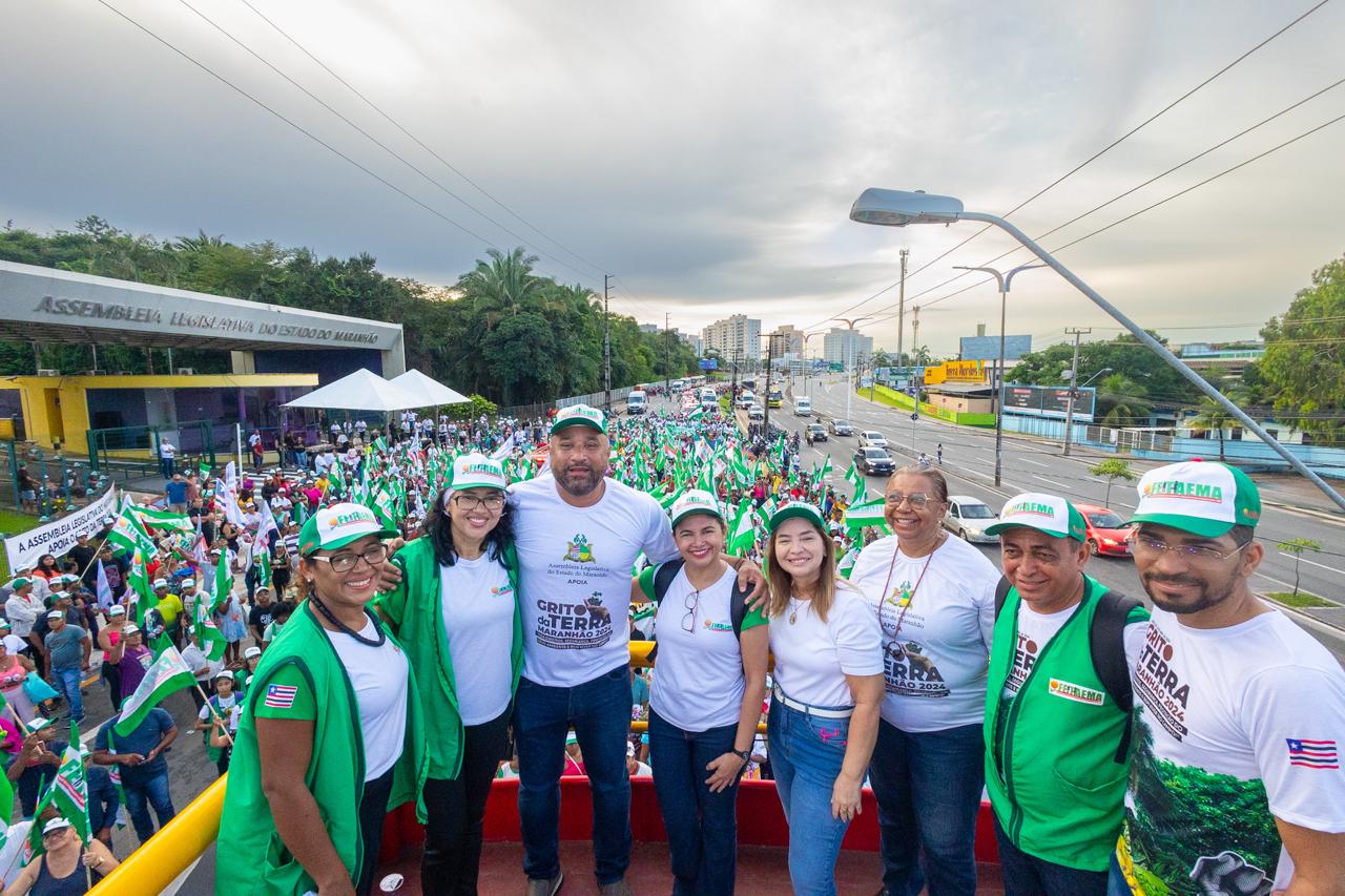Iracema Vale e Roberto Costa com a presidente da Fetaema, Ângela Silva, e demais participantes do movimento