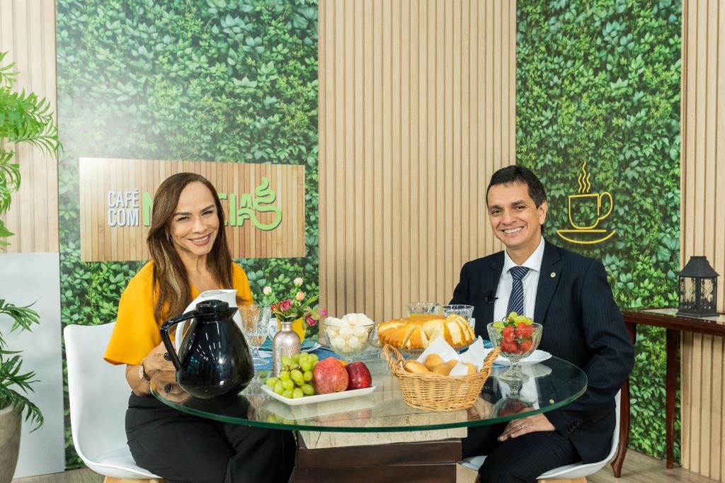 Jornalista Elda Borges e o deputado Ricardo Arruda em registro no intervalo do programa