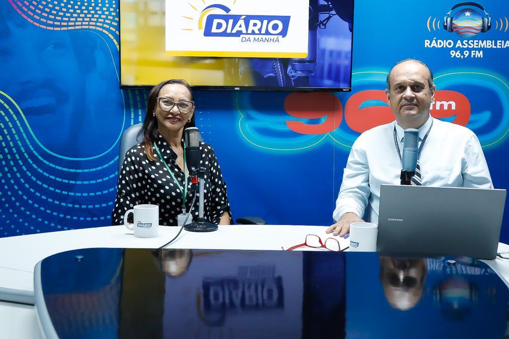 Assistente social e coordenadora do CIAPVI, Isabel Lopizic, em registro com o radialista Henrique Pereira