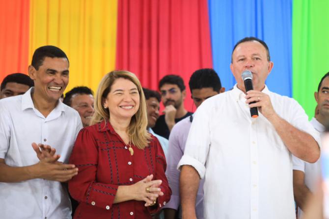 Iracema Vale e Carlos Brandão são recebidos com festa em Urbano Santos