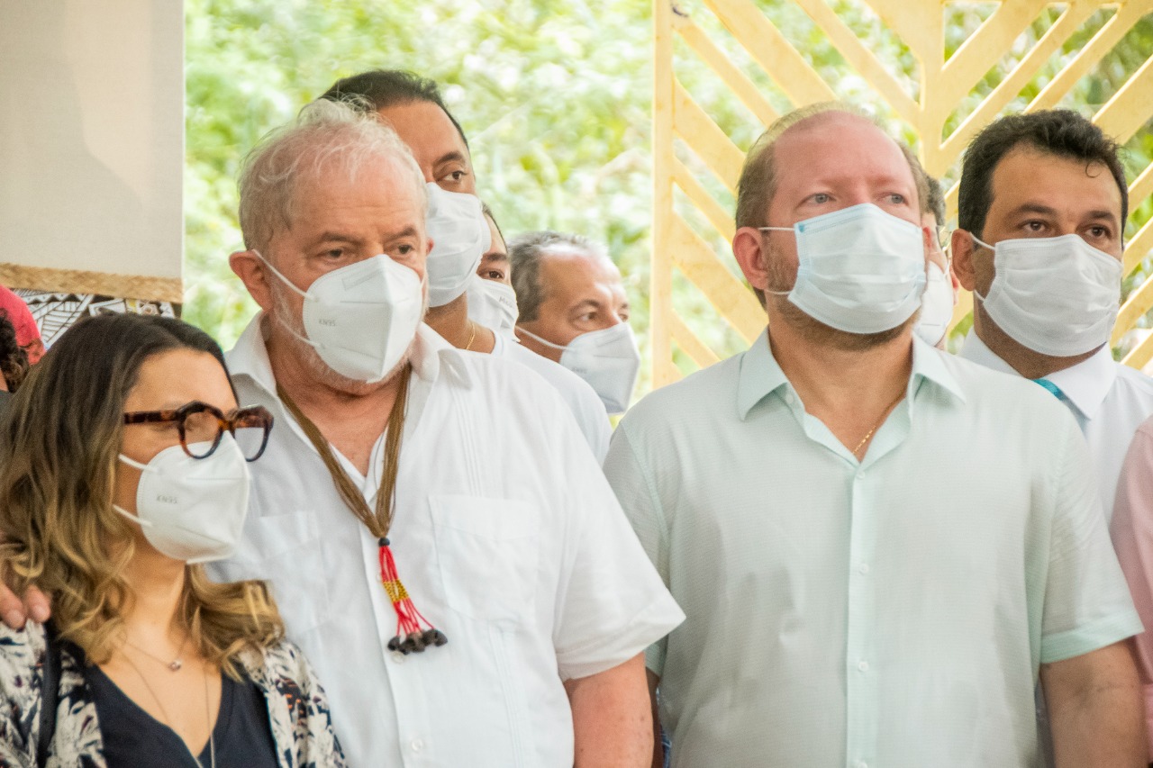 Othelino ao lado do ex-presidente Lula, durante solenidade no Parque Itapiracó