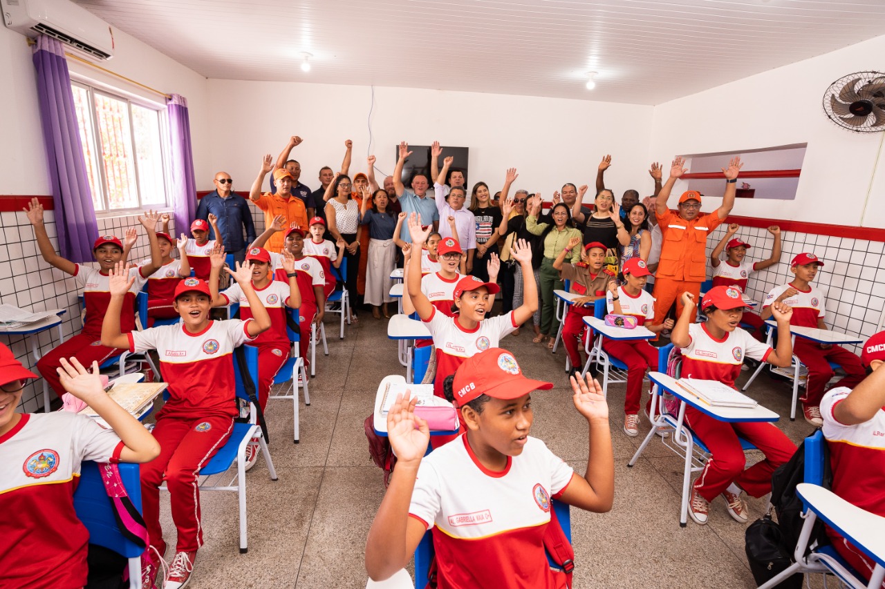 Othelino e o governador Carlos Brandão com alunos do Colégio Militar 2 de Julho em uma das salas de aula