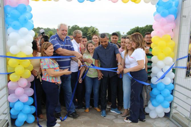 Deputada Cláudia Coutinho participa da entrega de escola no povoado Pedreiras, em Matões