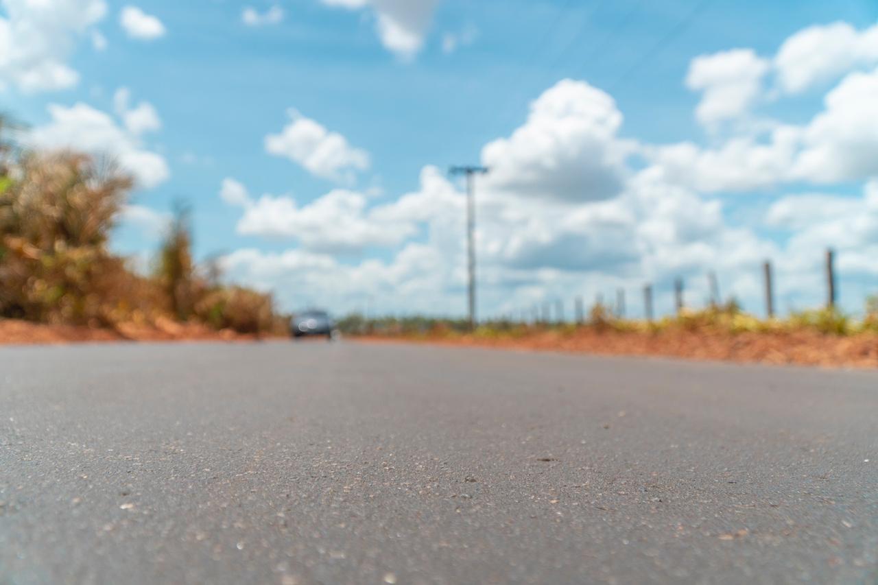 Trecho de obras de pavimentação asfáltica em Santa Helena, executadas com emendas de Othelino e recursos estaduais