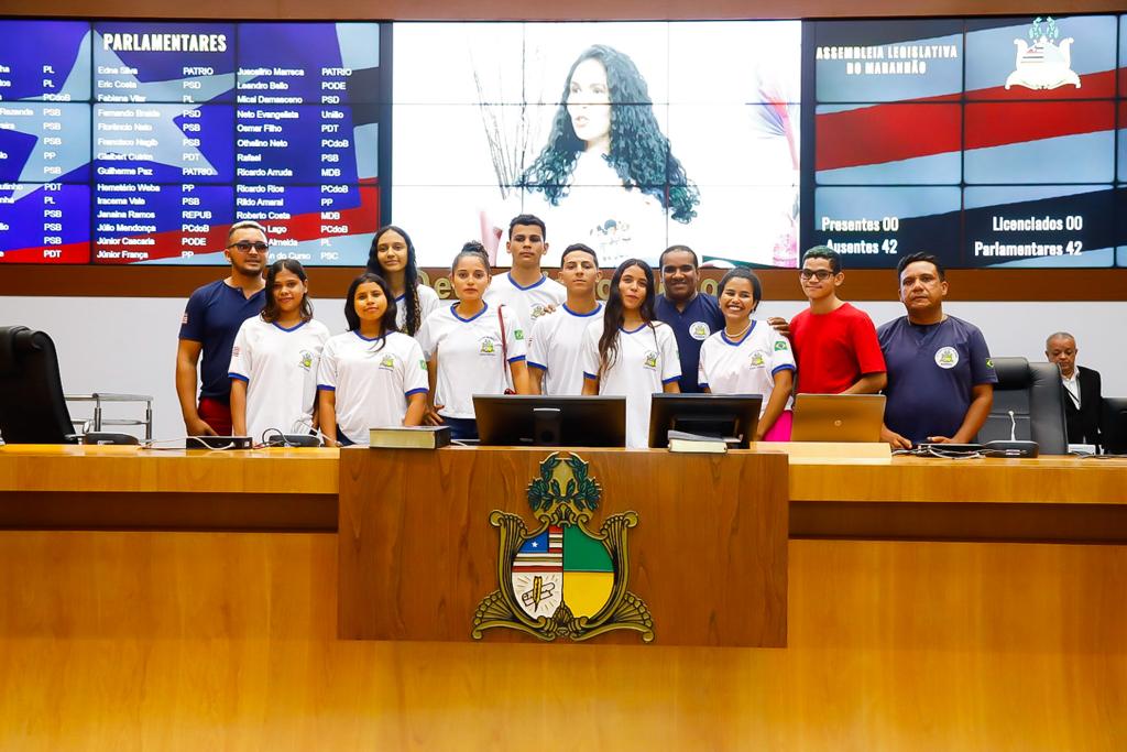 Durante a visita, os estudantes também estiveram no Plenário Nagib Haickel