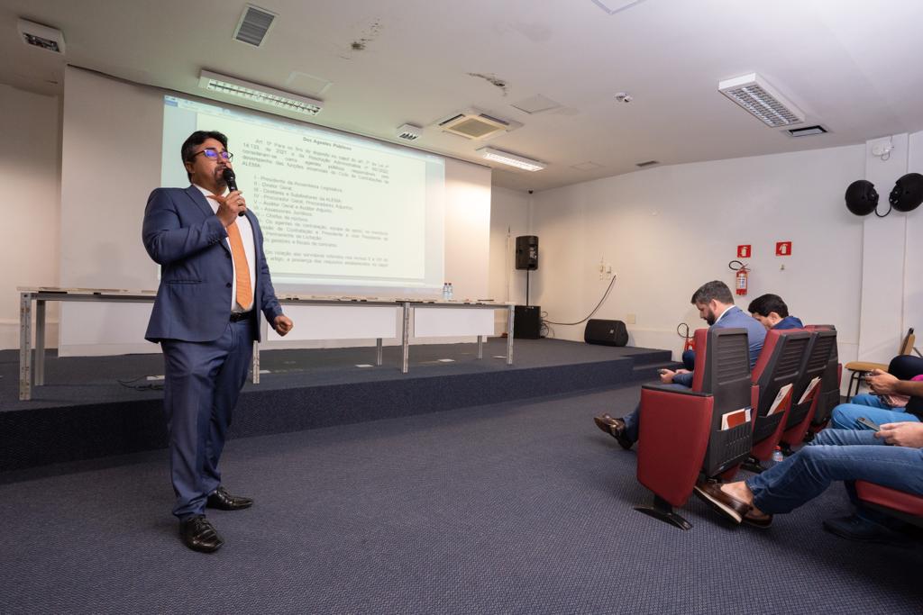 Procurador geral da Assembleia, Tarcísio Araújo discorreu sobre o rito do processo de licitações regulamentado pela Resolução Administrativa 888/2022