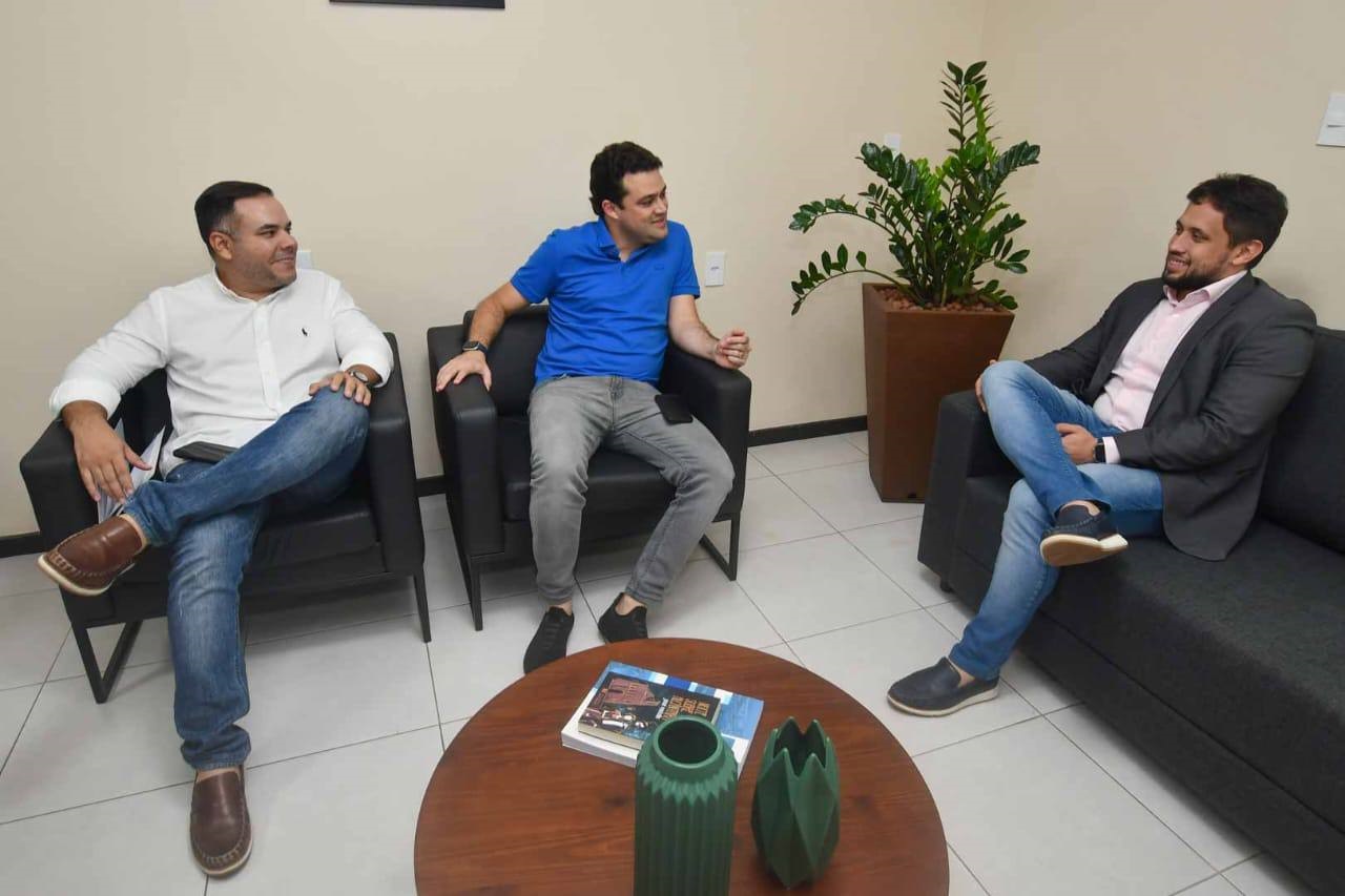 Deputado Leandro Bello, acompanhado do seu chefe de gabinete, Augusto Serra, em reunião com o subsecretário da Educação