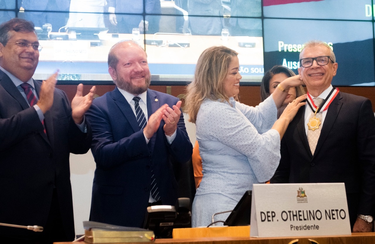 Deputada Mical Damasceno, autora da honraria, entrega a Medalha Manuel Beckman a João Claudino 