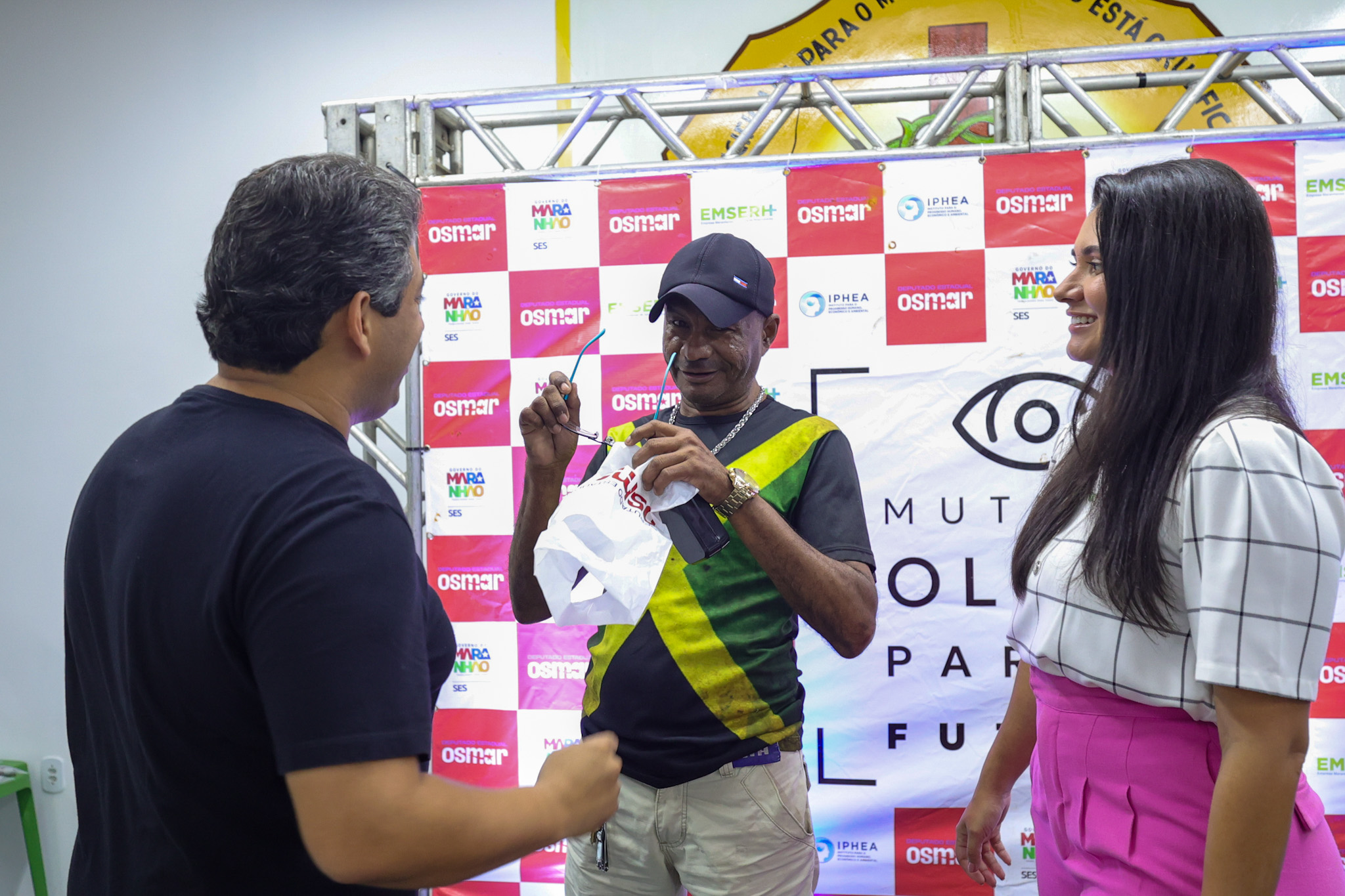 Osmar Filho conversa com um dos atendidos pelo projeto durante a entrega dos óculos