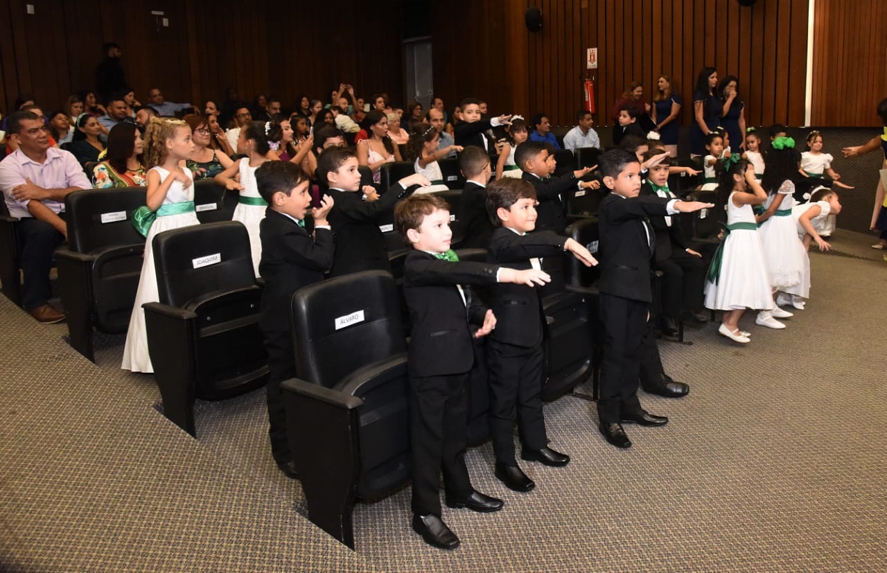 Os formando fazem a juramento como parte da solenidade de colocação da Educação Infantil 