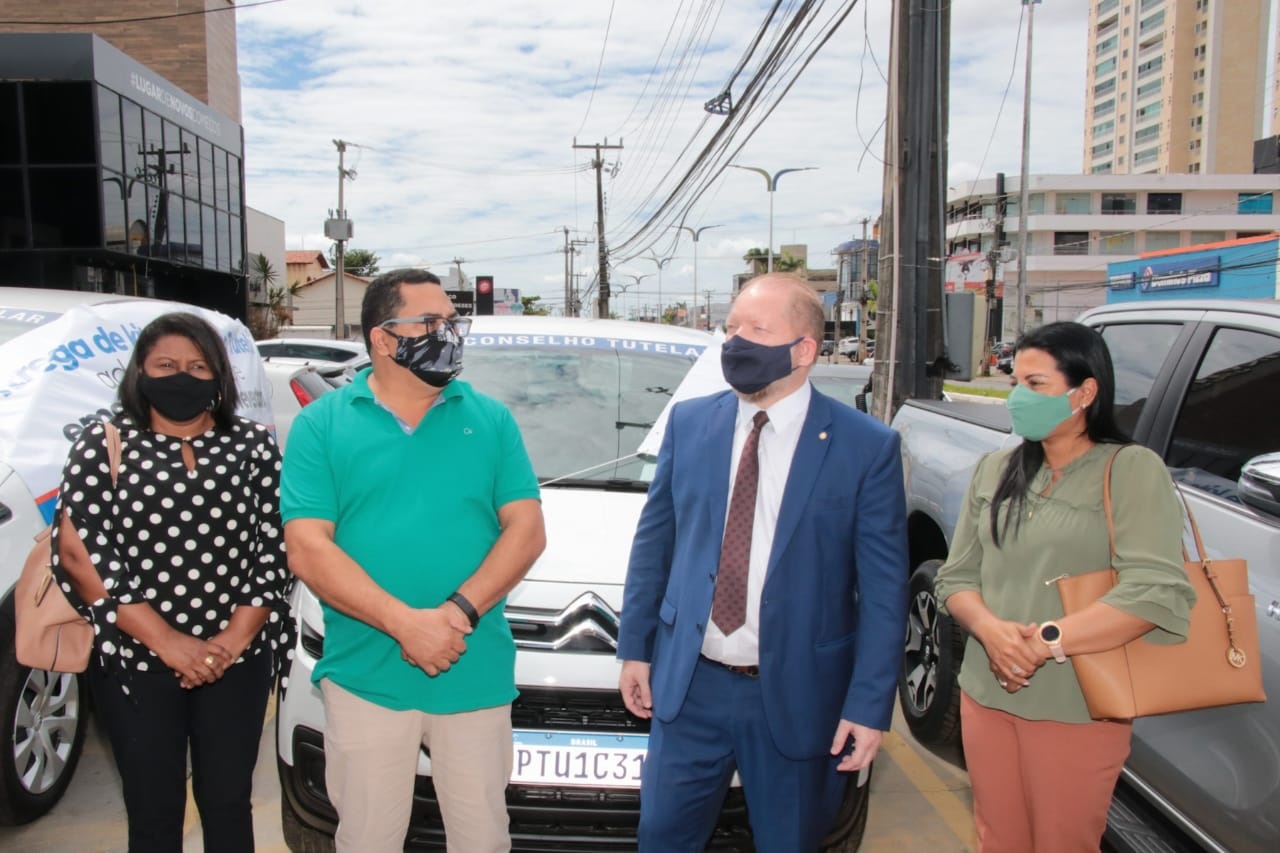 Othelino Neto com o prefeito de Jenipapo dos Vieiras, Moisés Ventura, e sua comitiva, na entrega dos kitis