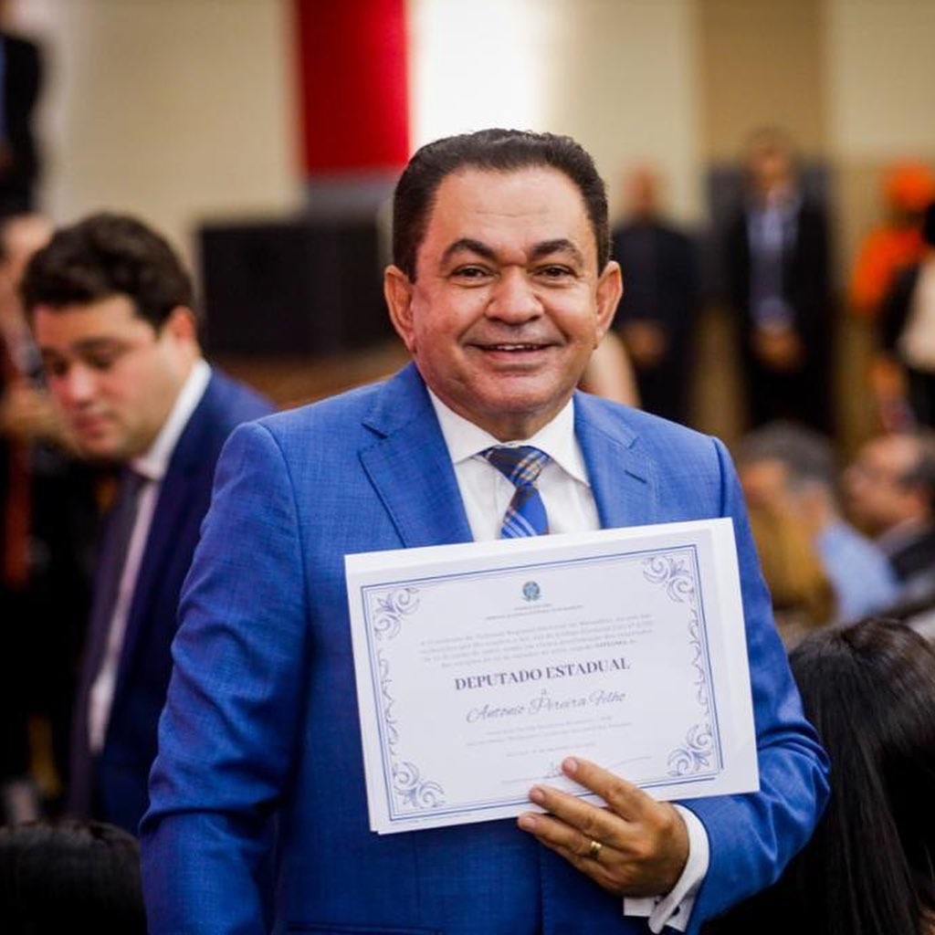 Deputado Antônio Pereira com o diploma entregue pelo TRE-MA