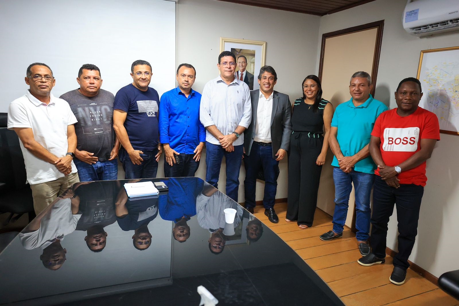 Deputado Osmar Filho com o presidente da Caema, Marco Aurélio, e um grupo de lideranças políticas de Cajari