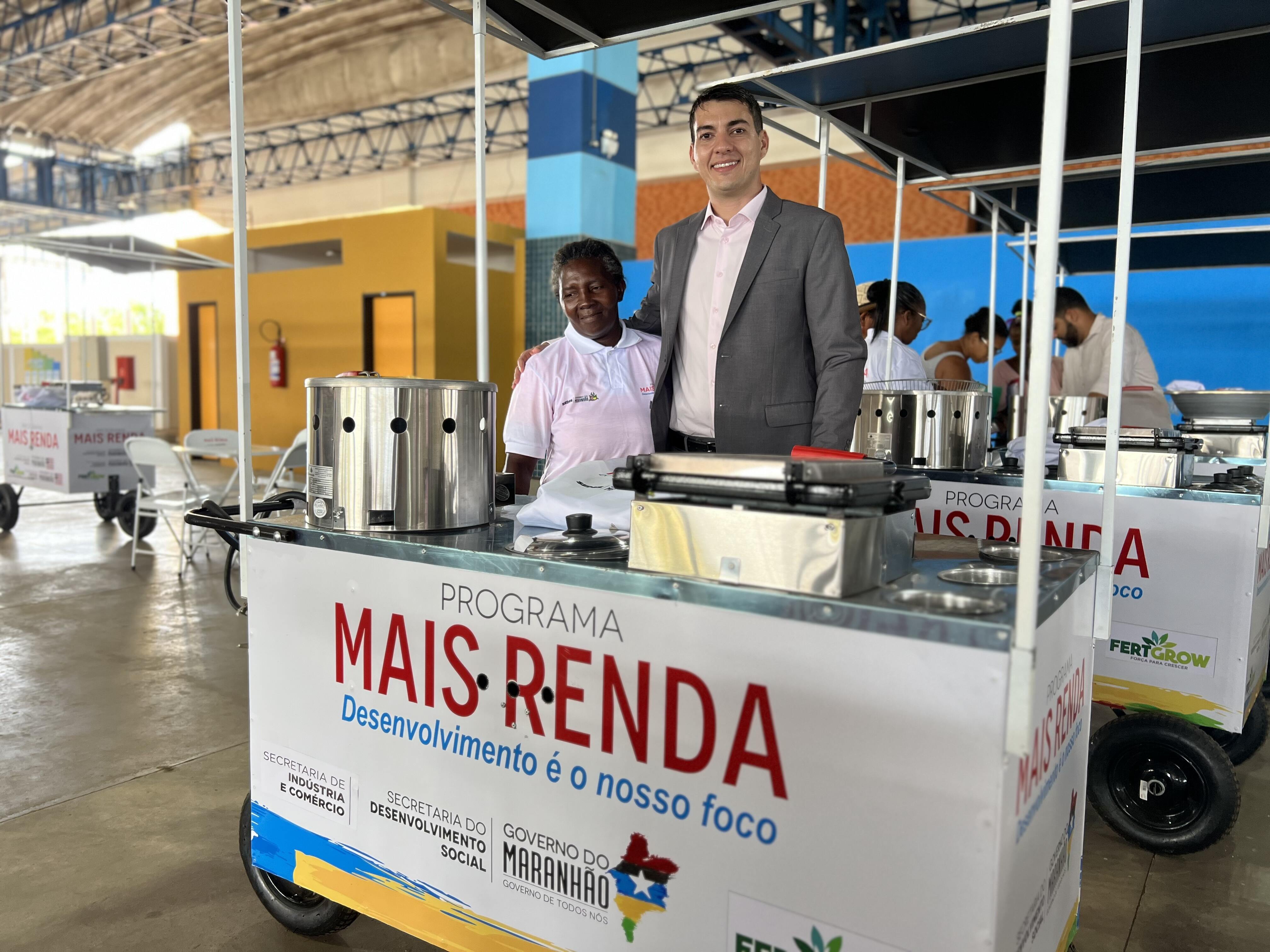Fernando Braide com Terezinha de Jesus, uma das comerciantes beneficiadas