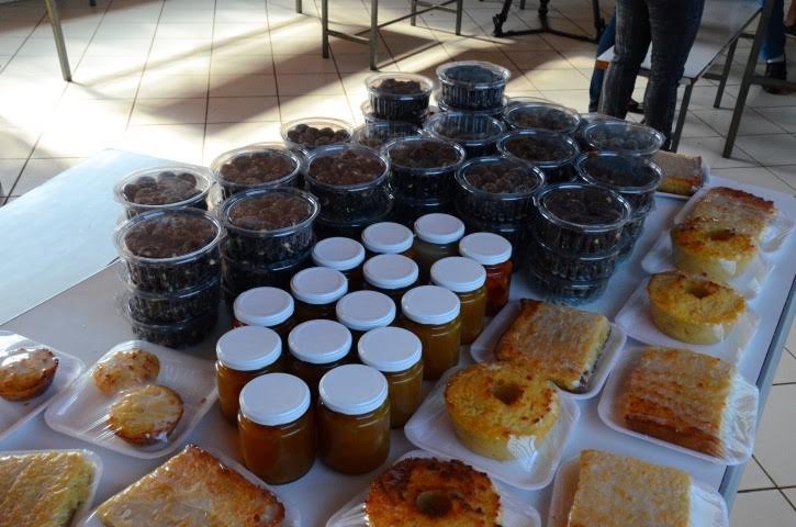 Doces de caju, bolos e geleias de pimentas prontos para serem consumidos