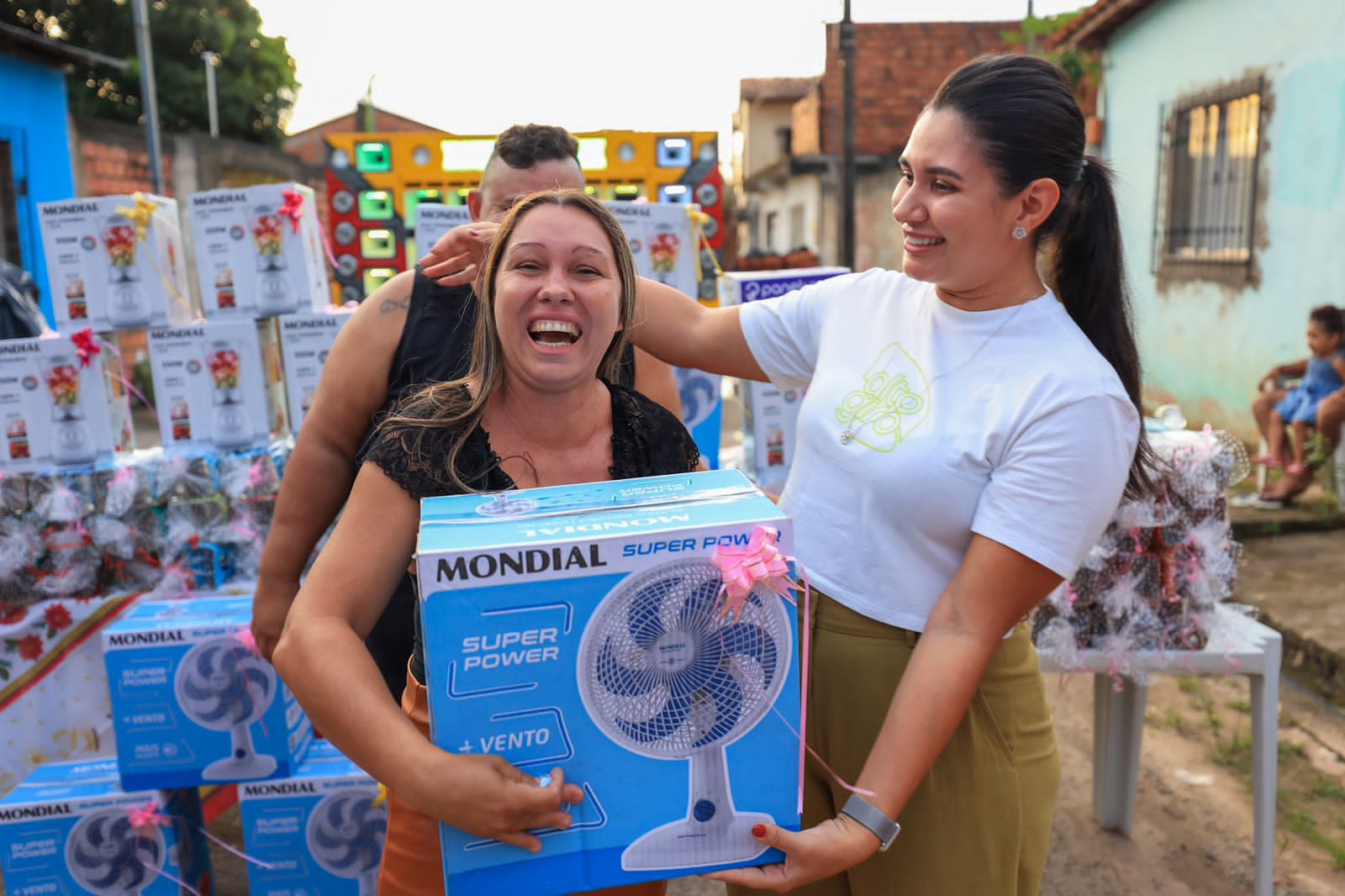 Mãe recebe brinde em projeto apoiado por Osmar Filho, em evento coordenado por sua esposa, Clara Gomes