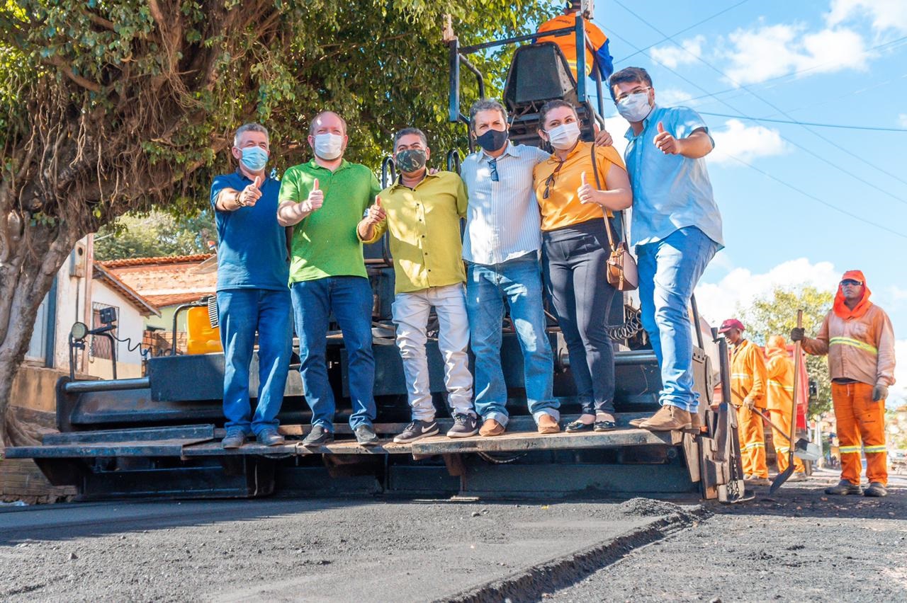 Othelino acompanha serviços de pavimentação realizados na Rua Santa Terezinha, mais uma via contemplada pelo 