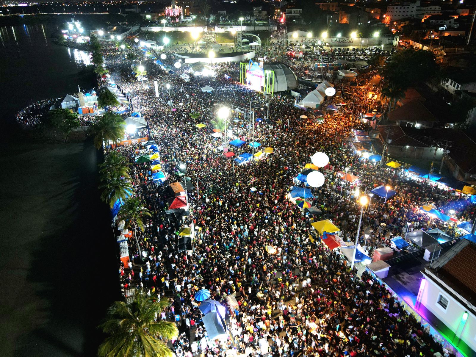 O carnaval em São Luís reuniu milhares de foliões no circuito da avenida Beira-Mar