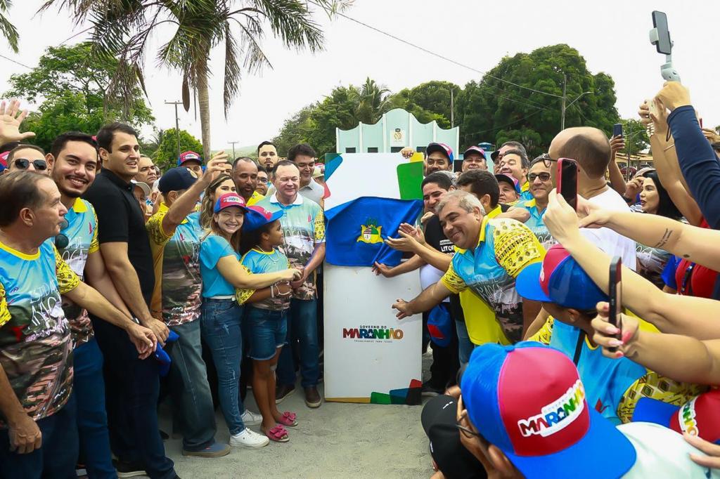 Iracema Vale, Carlos Brandão, deputados e demais autoridades descerram placa na entrega da via que liga a sede do município de Guimarães à Praia de Araoca