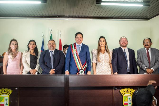 Othelino Neto prestigia posse de prefeito, vice-prefeita e secretários municipais de Pinheiro