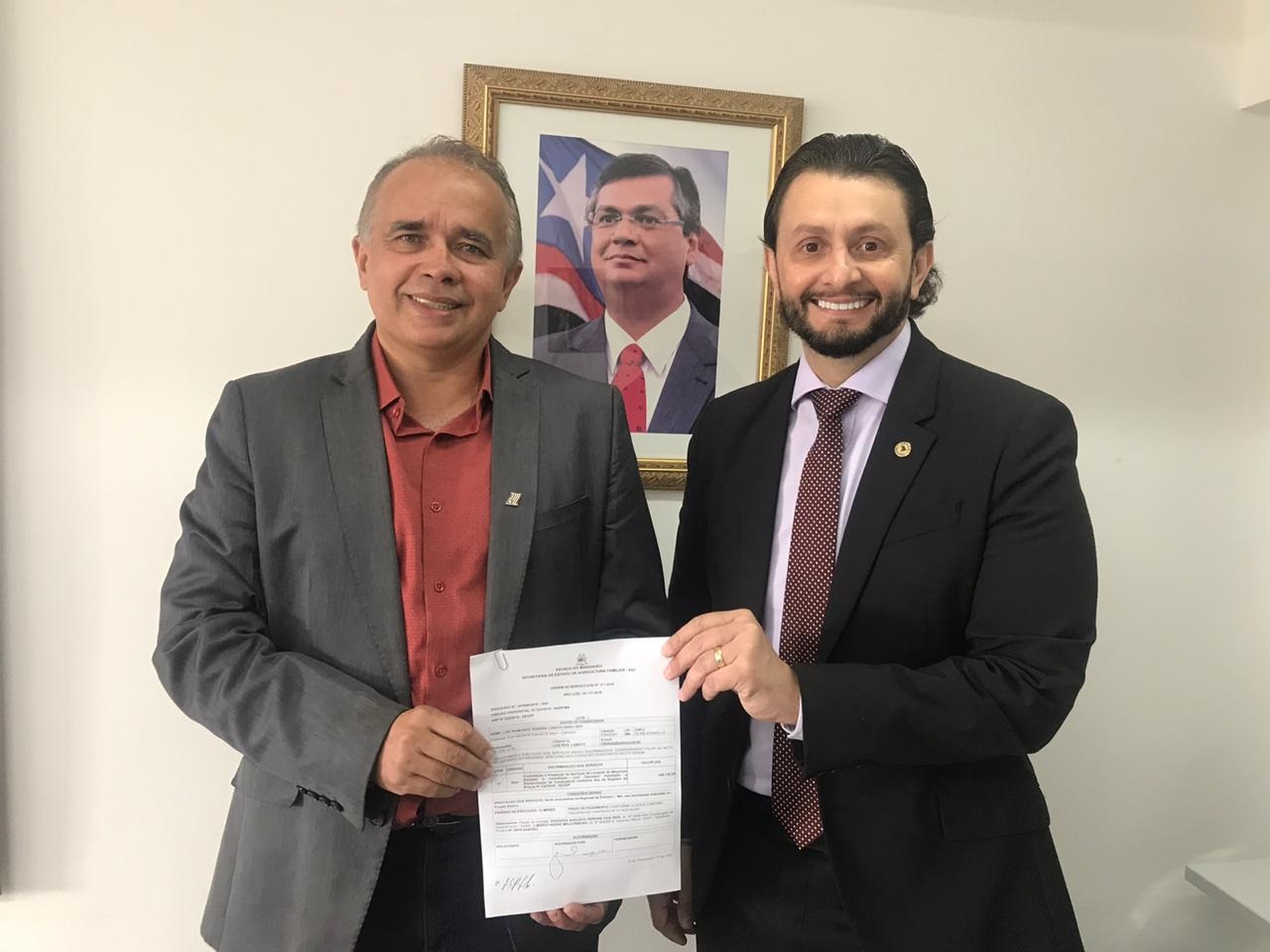 Deputado Leonardo Sá e o secretário Júlio César com a ordem de serviço para recuperação das estradas vicinais 