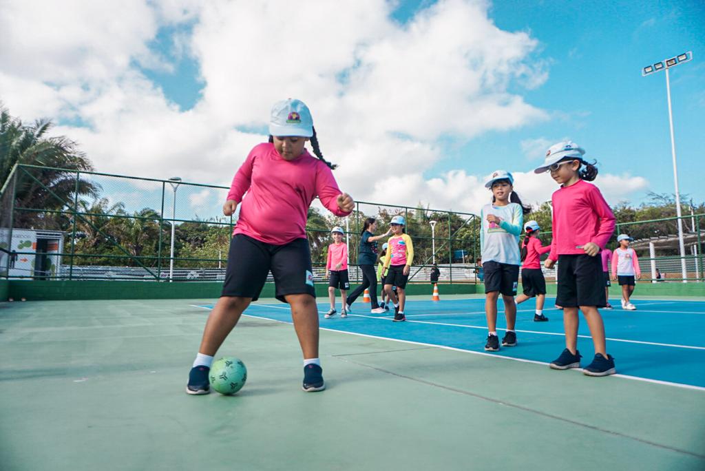 Alunas da "Sementinha" jogam bola em atividade recreativa realizada no Parque do Rangedor 
