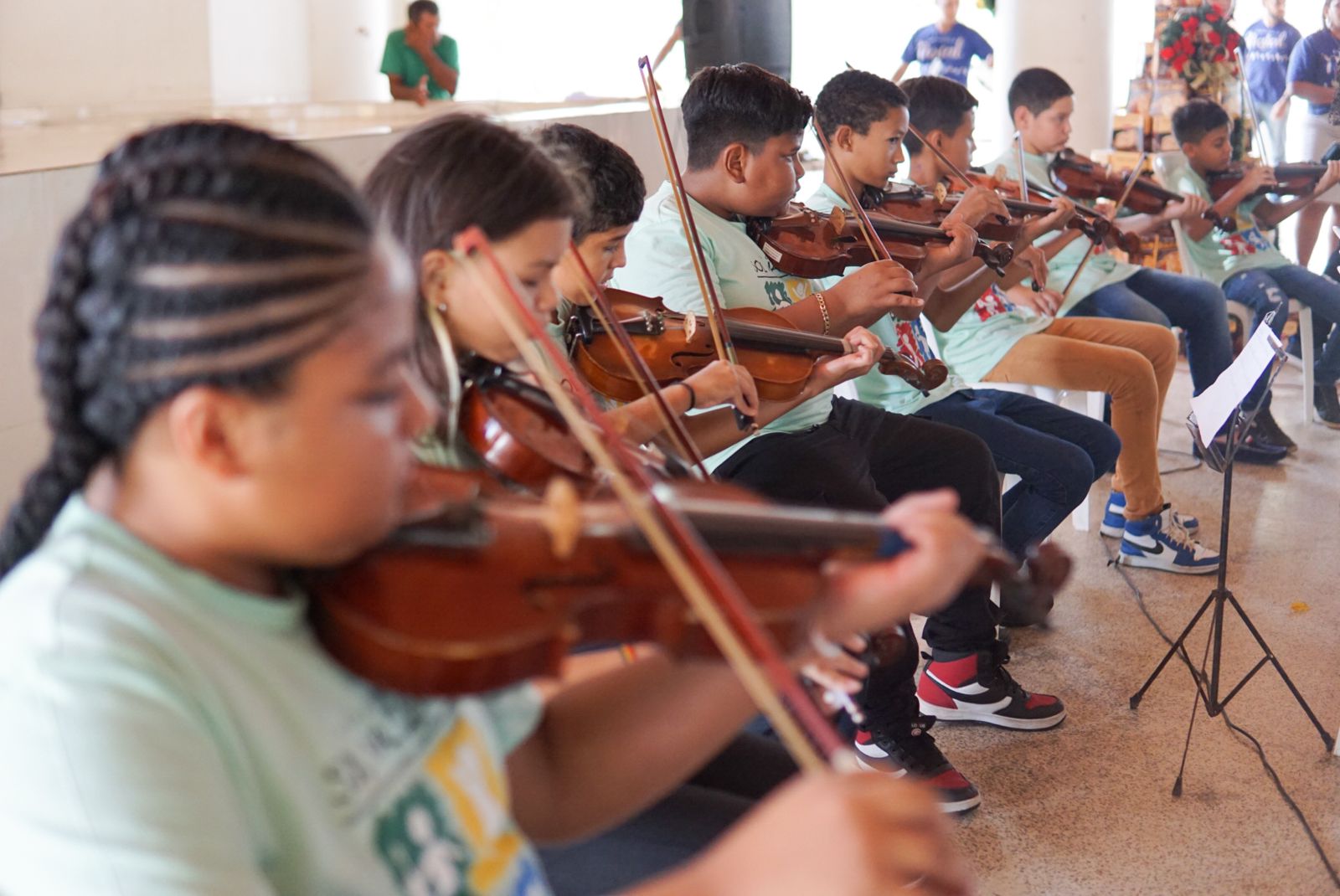 Alunos da oficina de violino se apresentaram na festa de confraternização natalina do 