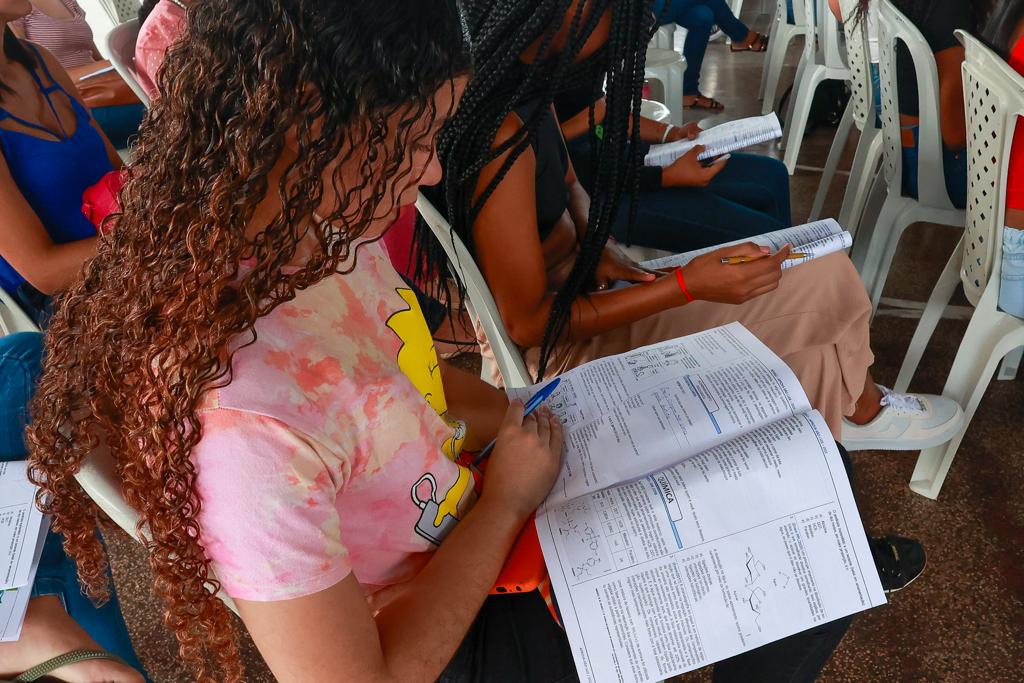 Estudantes atentas ao conteúdo do material entregue aos participantes do projeto ‘Aprova São Luís’